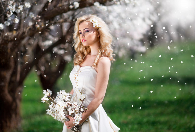 Обои картинки фото девушки, -unsort , блондинки, причёска, лепестки, букет, цветение, девушка, весна, платье