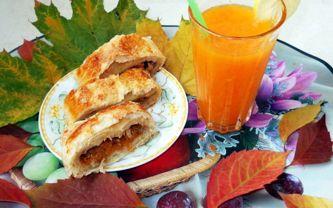 Обои картинки фото еда, пироги, сливовый, пирог, сок, листья