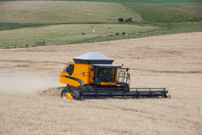 Обои картинки фото техника, комбайны, valtra