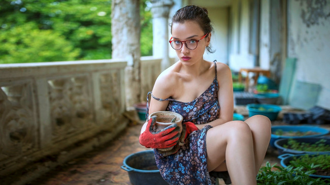 Обои картинки фото девушки, -unsort , брюнетки, темноволосые, халат, очки, горшок