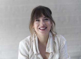 Картинка девушки dakota+johnson актриса шатенка лицо рубашка