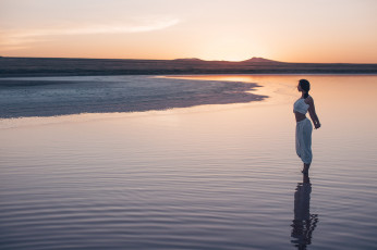 Картинка девушки -+брюнетки +шатенки брюнетка топ штаны озеро берег заря