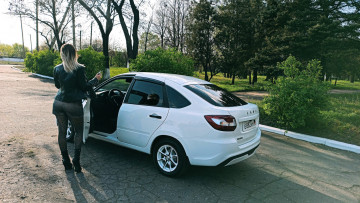 Картинка автомобили -авто+с+девушками lada granta