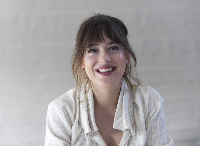 Обои картинки фото девушки, dakota johnson, актриса, шатенка, лицо, рубашка