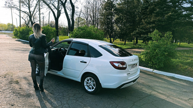 Обои картинки фото автомобили, -авто с девушками, lada, granta