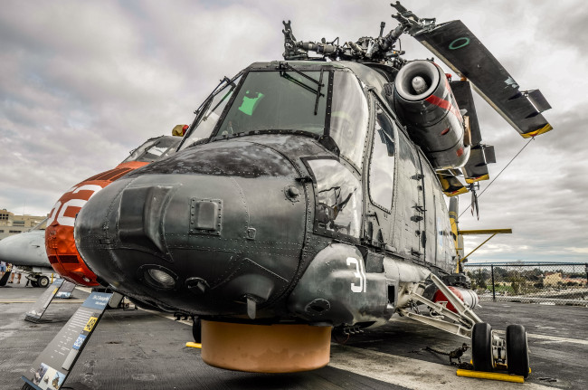 Обои картинки фото авиация, вертолёты, вертолет, сложенный, винт, площадка