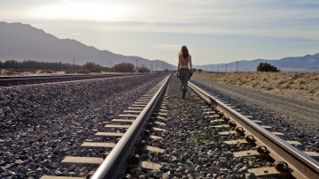 Картинка девушки -+брюнетки +шатенки железная дорога рельсы шатенка штаны