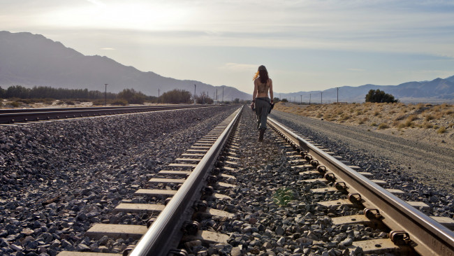 Обои картинки фото девушки, - брюнетки,  шатенки, железная, дорога, рельсы, шатенка, штаны