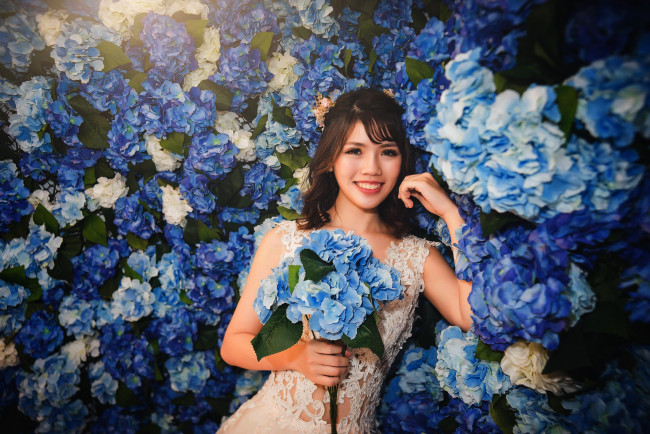 Обои картинки фото девушки, - азиатки, азиатка, невеста, фон, букет, гортензии