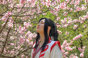 Картинка девушки -+креатив +косплей костюм дерево цветение