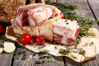 Картинка еда мясные+блюда розмарин помидоры перец сало