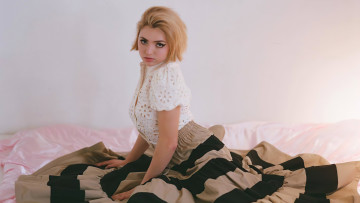 Картинка девушки peyton+list блондинка блузка юбка