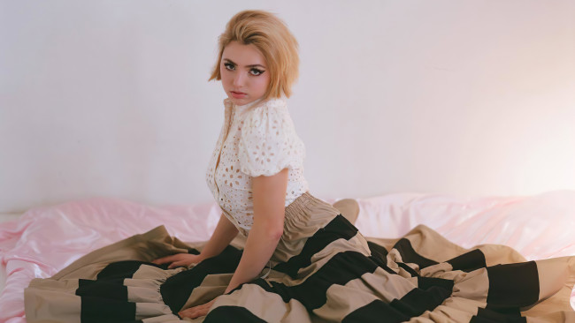 Обои картинки фото девушки, peyton list, блондинка, блузка, юбка