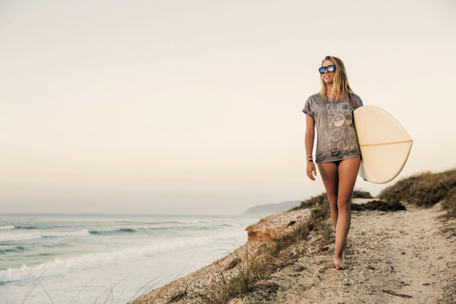 Обои картинки фото девушки, - блондинки,  светловолосые, море, блондинка, очки