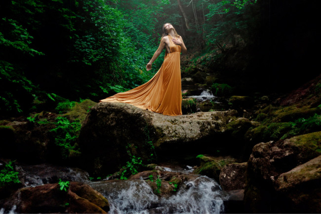 Обои картинки фото девушки, - блондинки,  светловолосые, лес, блондинка, платье