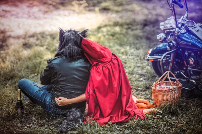 Обои картинки фото девушки, анна шаховская, косплей, волк, красная, шапочка, байкер, любовь, мотоцикл, бутылка, корзина, пирожки