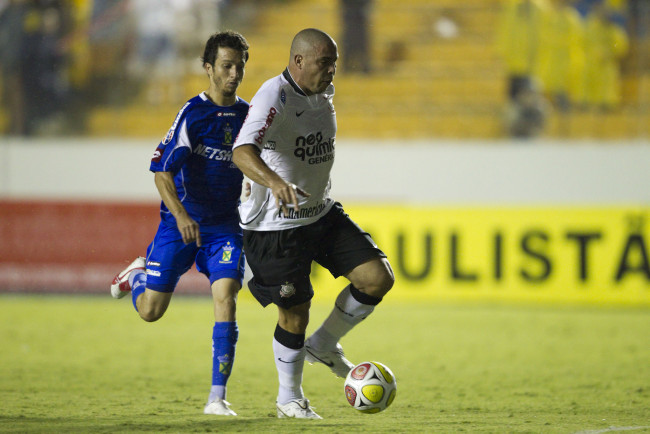 Обои картинки фото ronaldo, спорт, футбол, роналдо, r9, corinthians, коринтианс, бразилец, brazil, бразилия, футболист, форвард, матч