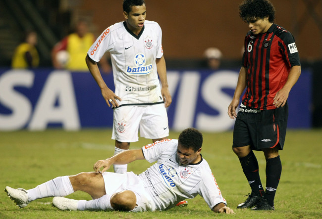 Обои картинки фото ronaldo, спорт, футбол, роналдо, r9, corinthians, коринтианс, бразилец, brazil, бразилия, футболист, форвард, матч, травма, боль