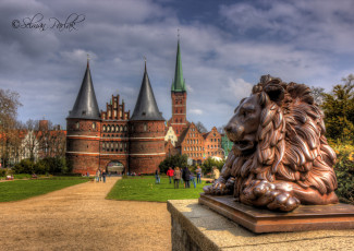 Картинка lubeck germany города исторические архитектурные памятники любек holstentorplatz голштинские ворота лев скульптура германия