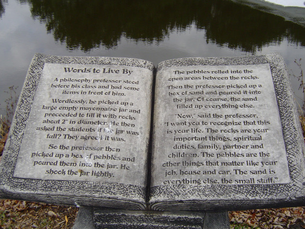 Обои картинки фото разное, рельефы, статуи, музейные, экспонаты, книга