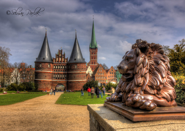 Обои картинки фото lubeck, germany, города, исторические, архитектурные, памятники, любек, holstentorplatz, голштинские, ворота, лев, скульптура, германия