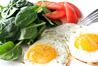 Картинка еда Яичные блюда яичница базилик специи помидоры