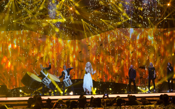 обоя евровидение, музыка, певица, барабанщики, конфетти