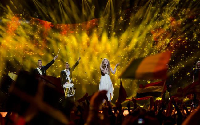Обои картинки фото евровидение, музыка, певица, барабанщики
