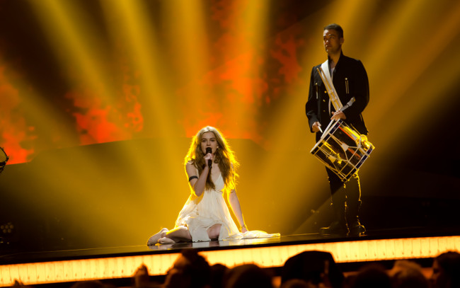 Обои картинки фото евровидение, музыка, певица, блондинка, барабанщик