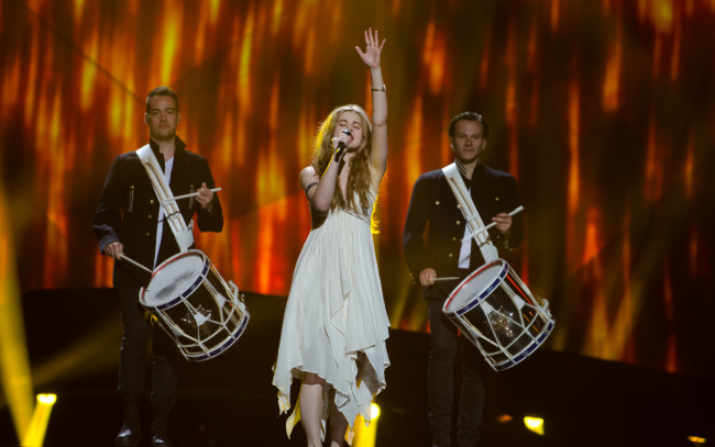 Обои картинки фото евровидение, музыка, певица, блондинка, барабанщики