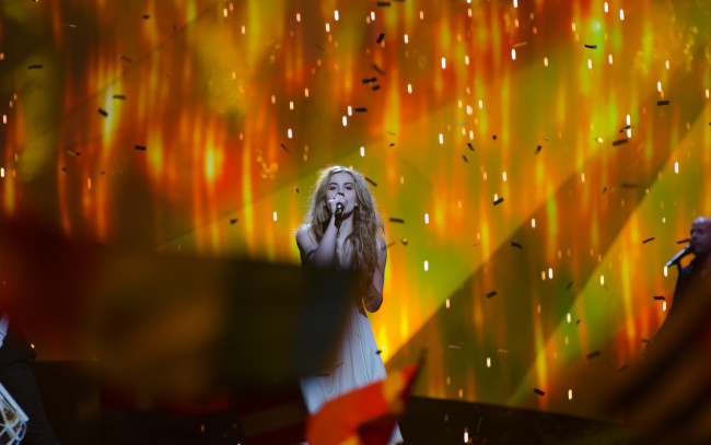 Обои картинки фото евровидение, музыка, певица, конфетти