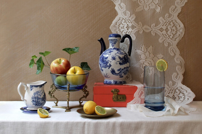 Обои картинки фото еда, натюрморт, кувшин, яблоки, лимон