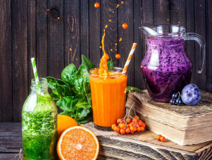 Картинка еда напитки +сок зелень брызги стакан доски бутылка апельсин всплеск сок трубочка напиток кувшин рябина слива смузи