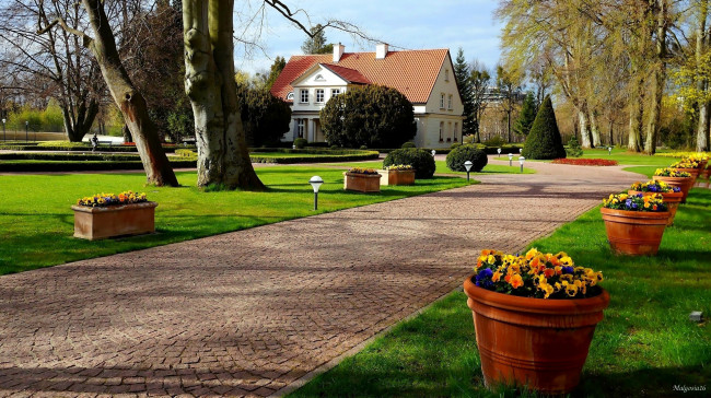 Обои картинки фото города, - здания,  дома, клумбы, фонари, особняк