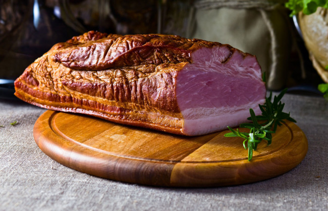 Обои картинки фото еда, мясные блюда, мясо, розмарин, грудинка, копченая