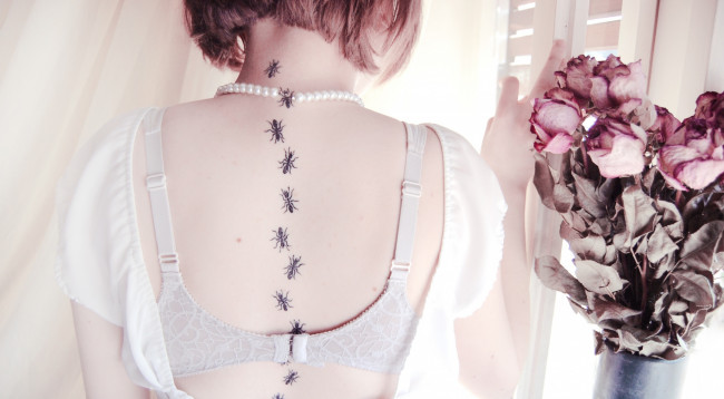 Обои картинки фото девушки, -unsort , брюнетки, темноволосые, тату, муравьи, букет, бусы, спина, каре