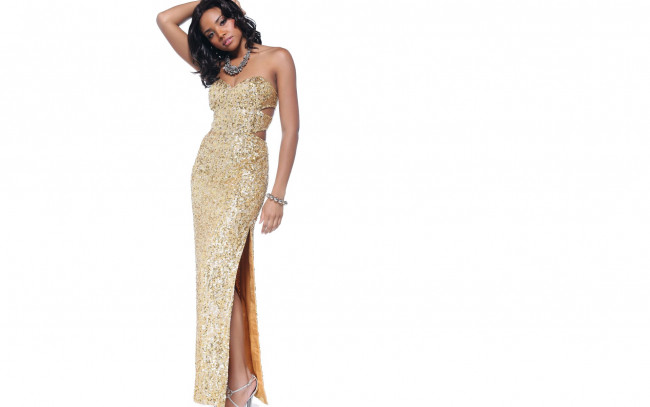 Обои картинки фото девушки, -unsort , брюнетки, темноволосые, разрез, платье, ожерелье, брюнетка, браслет