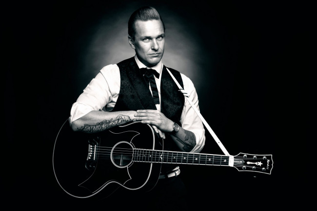 Обои картинки фото музыка, -другое, взгляд, мужчина, гитара