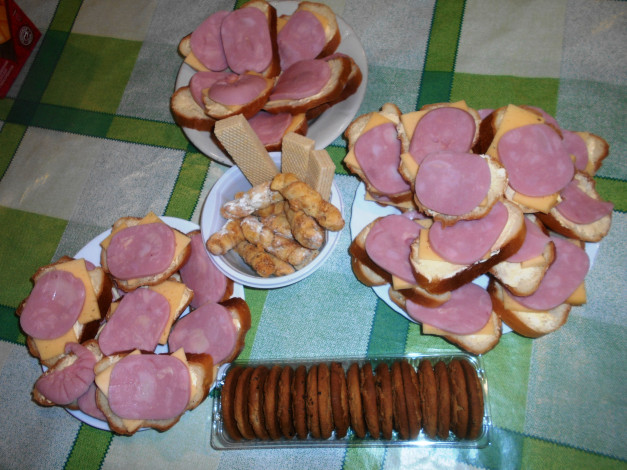 Обои картинки фото еда, бутерброды,  гамбургеры,  канапе, колбаса, хлеб, печенье, сыр