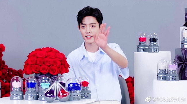 Обои картинки фото мужчины, xiao zhan, актер, розы, колбы, презентация