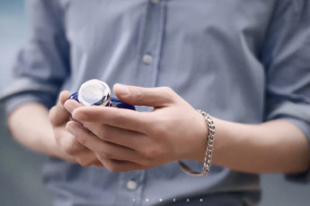 Картинка разное руки +ноги сяо чжань рубашка браслет флакон