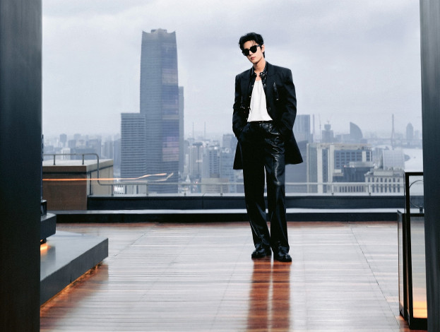 Обои картинки фото мужчины, xiao zhan, костюм, очки, окно, город