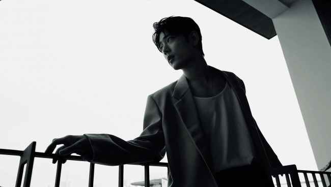 Обои картинки фото мужчины, xiao zhan, актер, пиджак, ограда, балкон