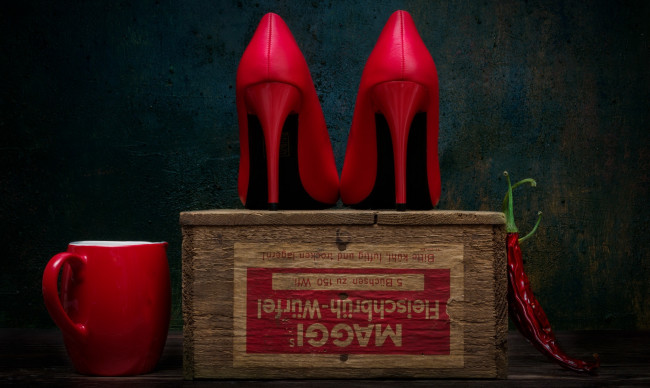 Обои картинки фото разное, одежда,  обувь,  текстиль,  экипировка, туфли, чашка, перец