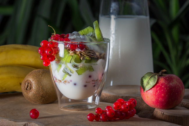 Обои картинки фото еда, мороженое,  десерты, яблоко, киви, десерт, смородина, красная