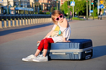 Картинка разное дети девочка очки чемодан город