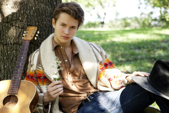 Картинка ansel+elgort мужчины актер кофта шляпа гитара