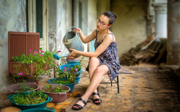 Картинка девушки -+брюнетки +шатенки брюнетка очки сарафан табуретка лейка цветы рассада
