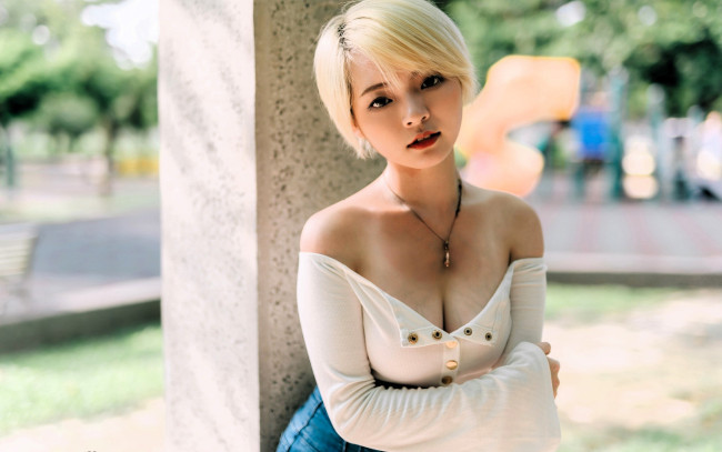 Обои картинки фото девушки, - азиатки, блондинка, топ, джинсы, колонна