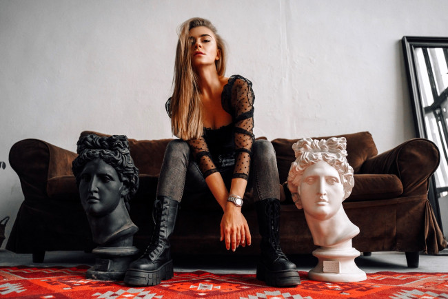 Обои картинки фото девушки, - блондинки,  светловолосые, русая, топ, джинсы, ботинки, берцы, диван, ковер, головы, статуи